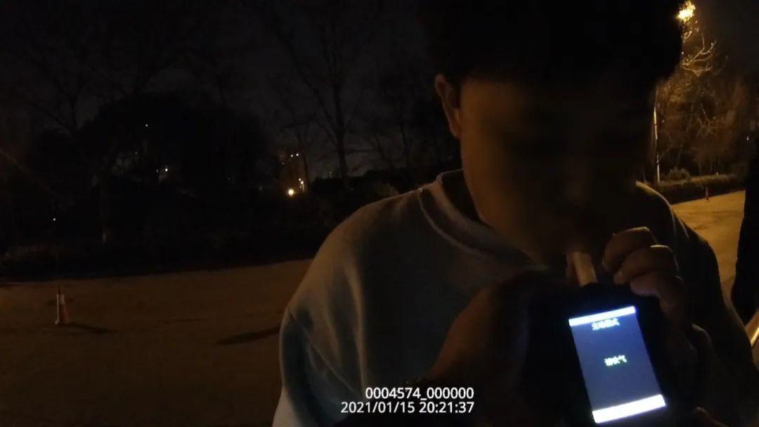 DƬ
